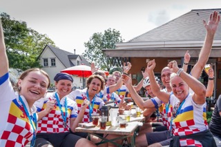 Deelnemers Wielerfestival Cauberg Drinken Een Biertje Bij Landal Cauberg Na Afloop
